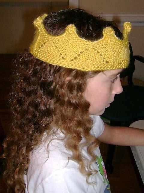 Knitted crown pattern