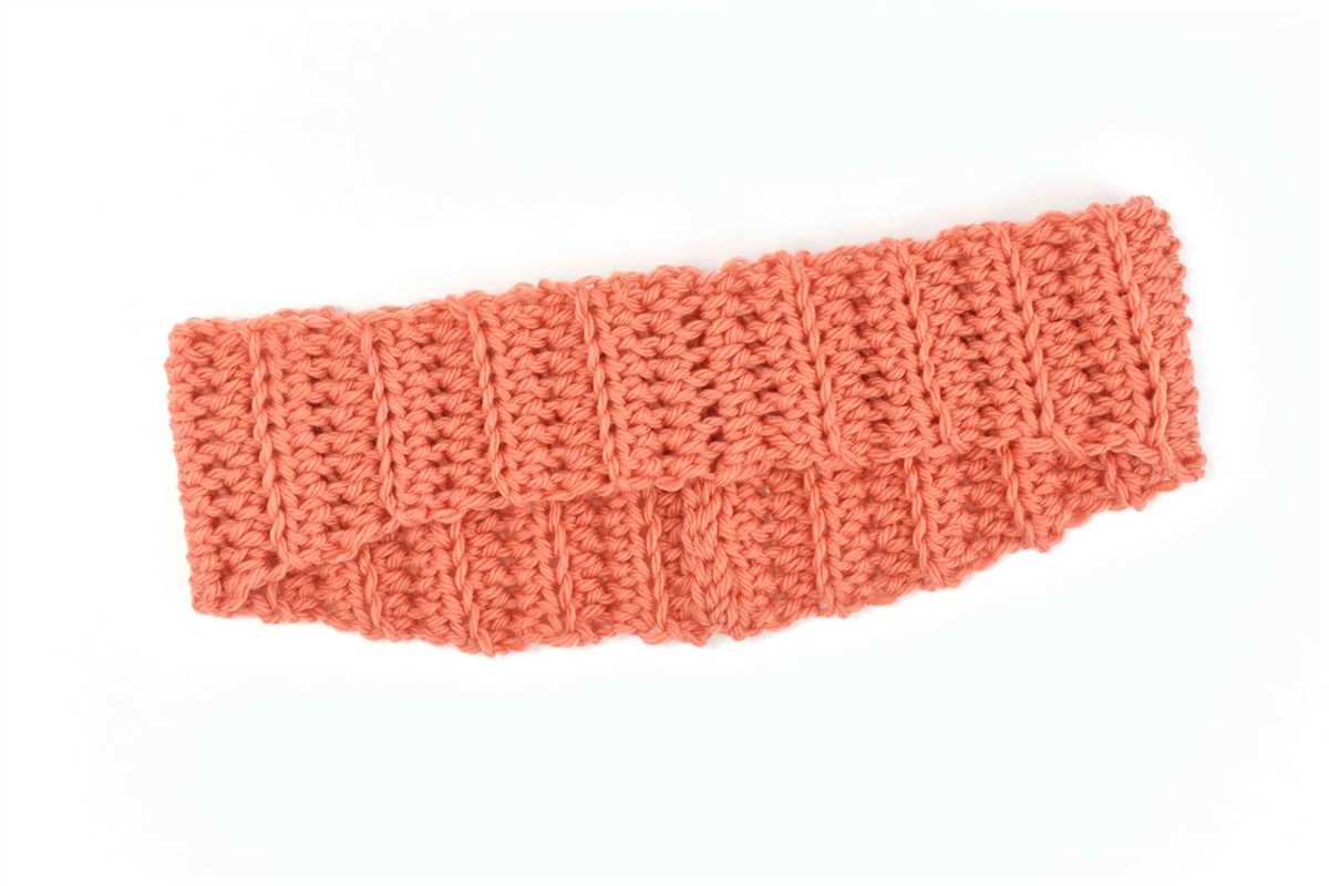 Free pattern for knitted headband with button closure