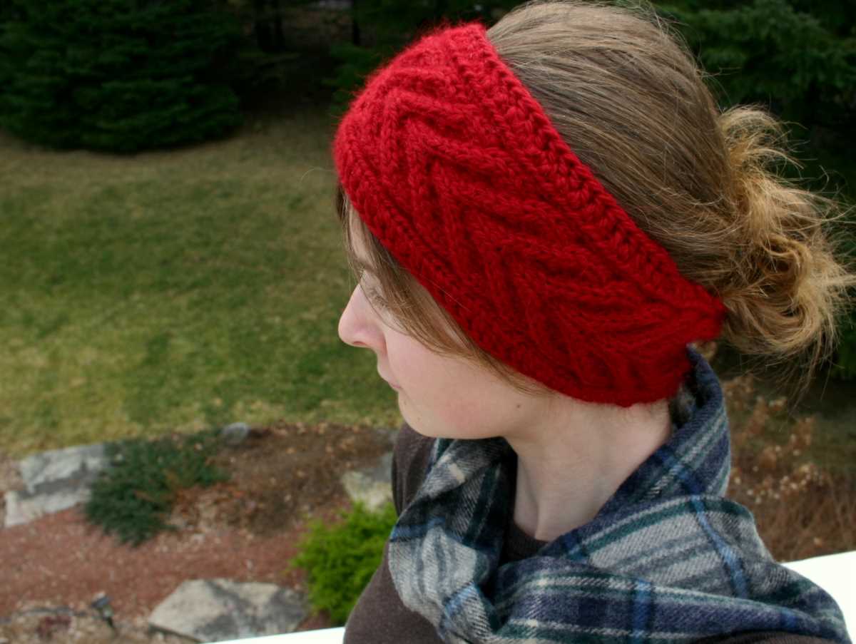 Free pattern for knitted headband with button closure