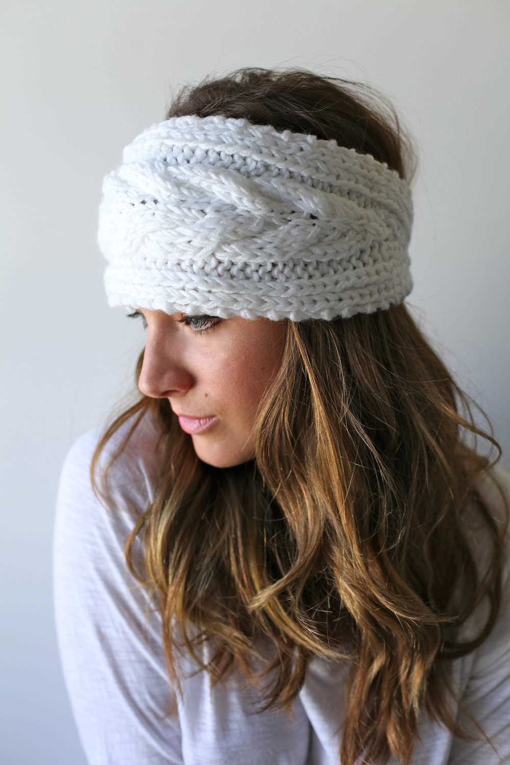 Free pattern for knitted headband with button closure