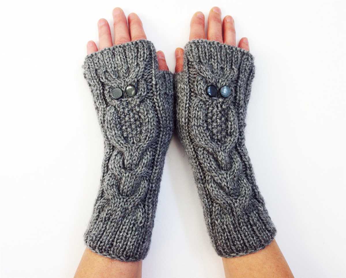 Knit pattern fingerless gloves