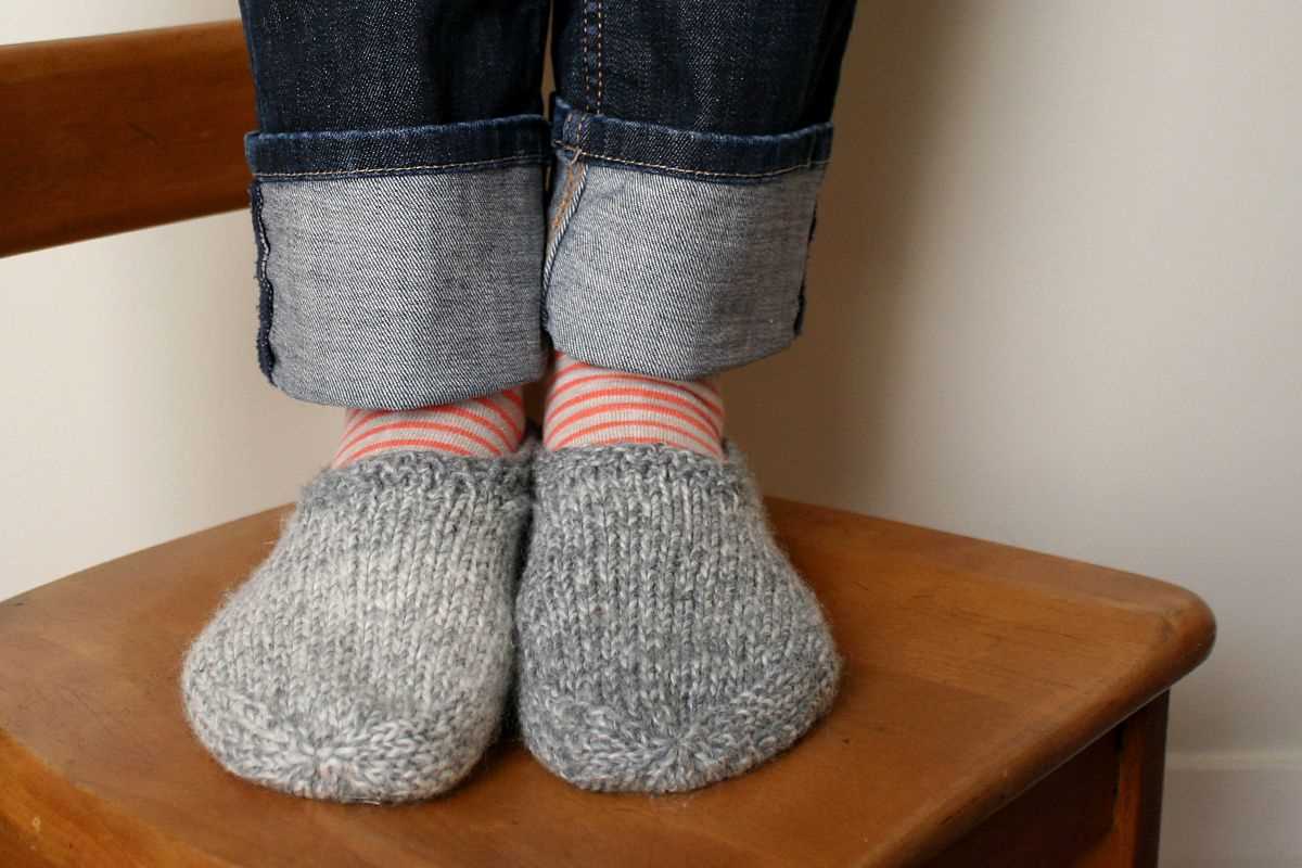 Knit slipper socks pattern