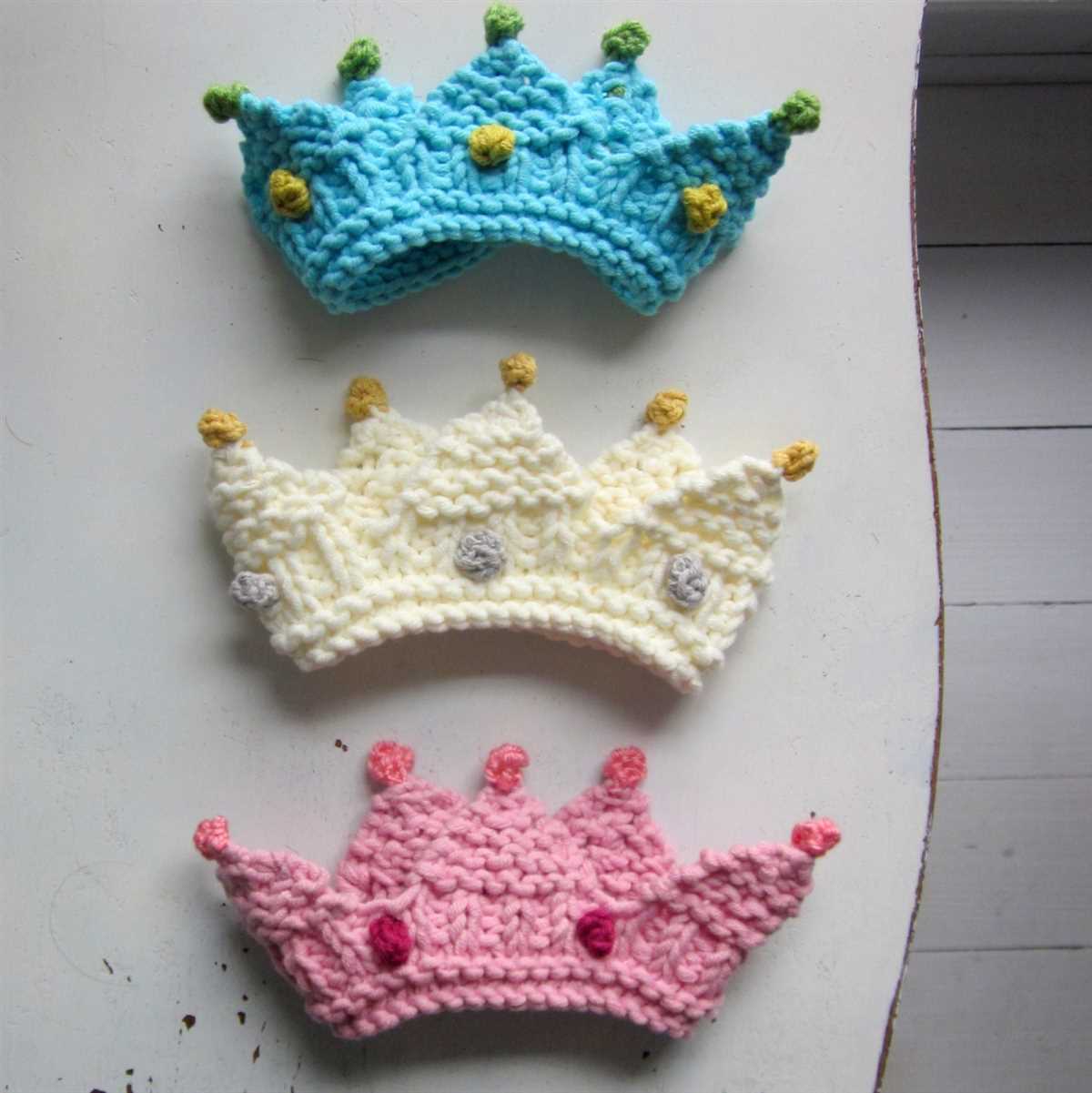 Knitted crown pattern