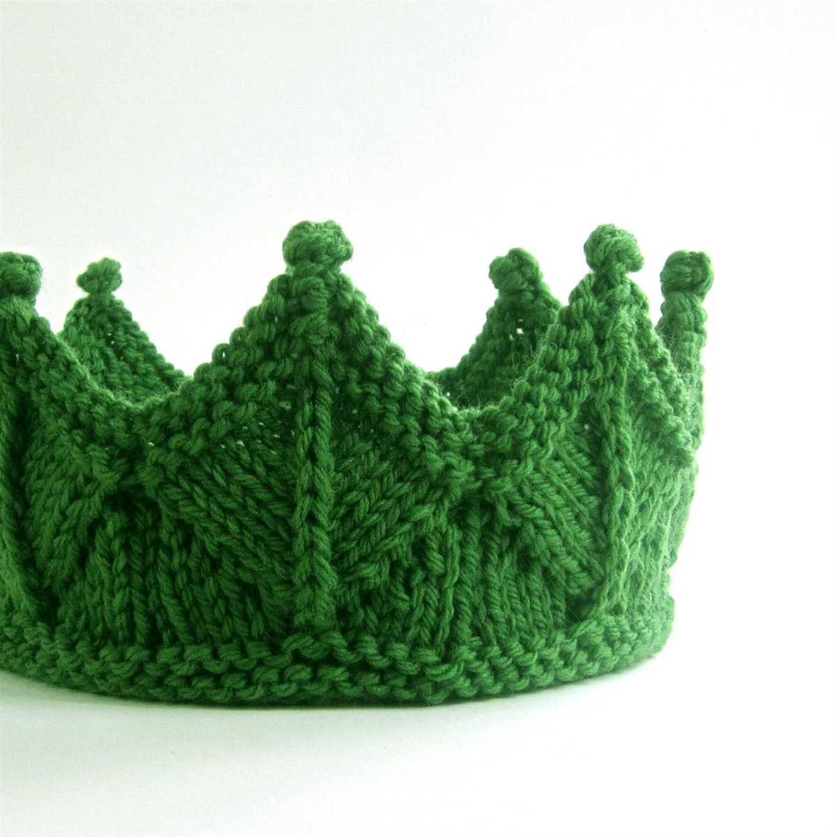 Knitted crown pattern