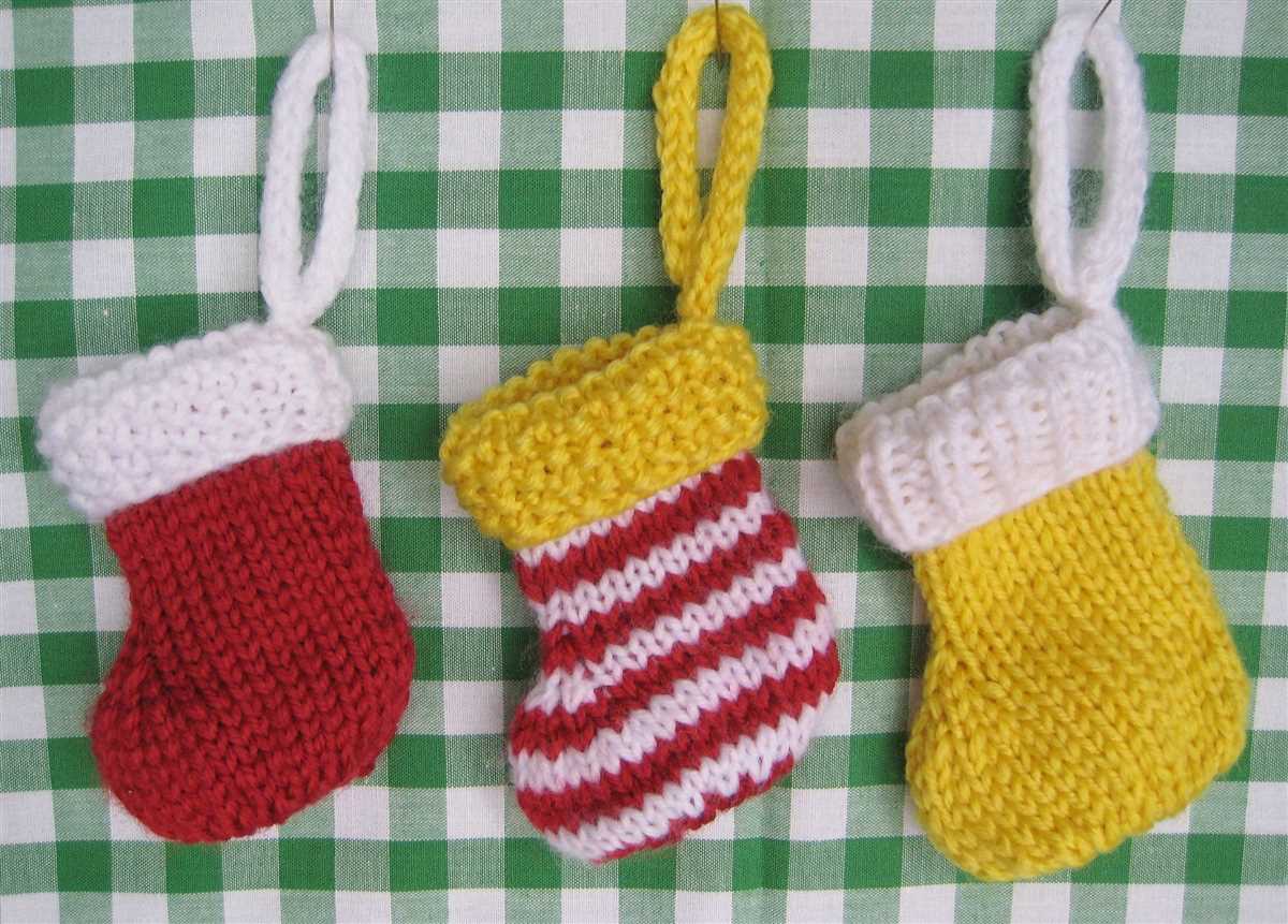 Miniature christmas stocking knitting pattern