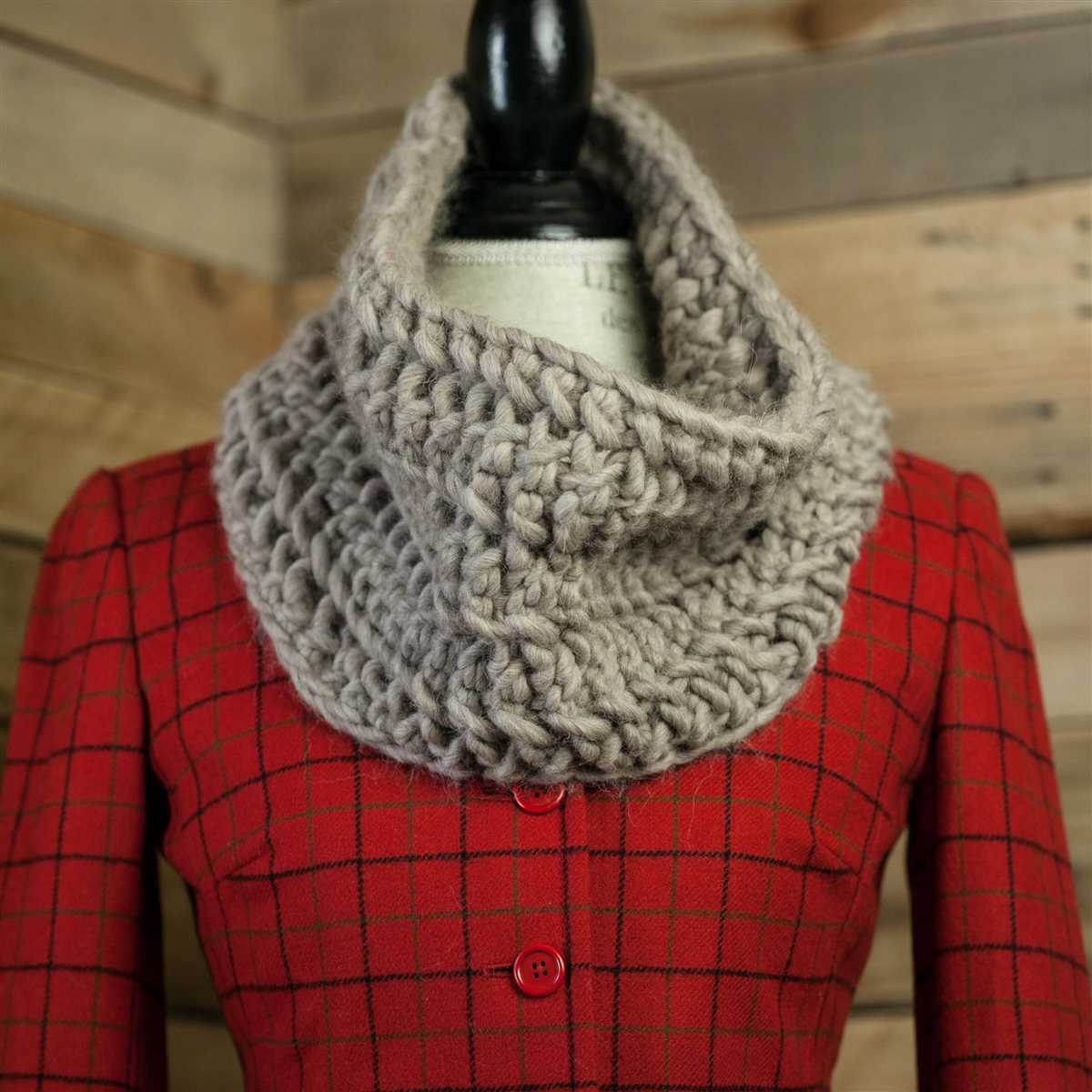 Knitting a cozy cowl with just one skein of yarn - a free pattern One skein knit cowl free pattern