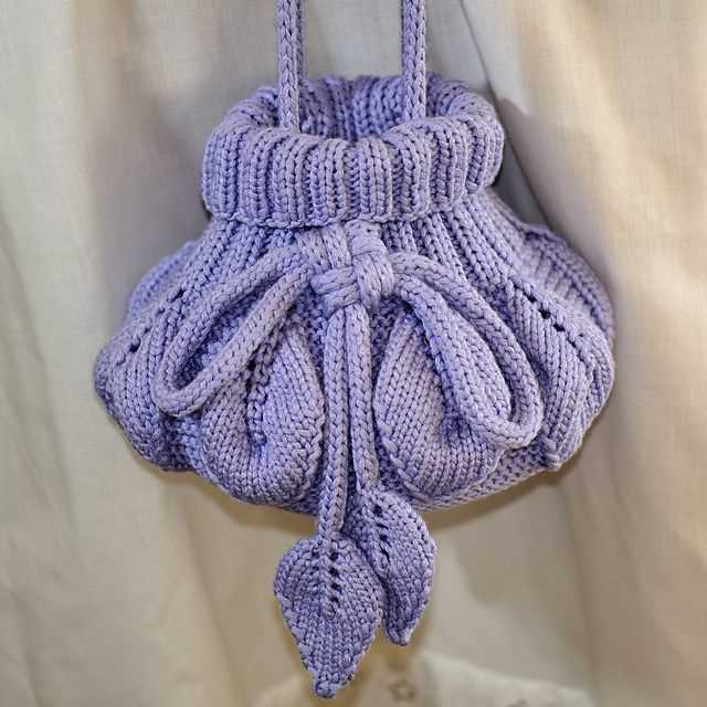 Small knit leaf pattern