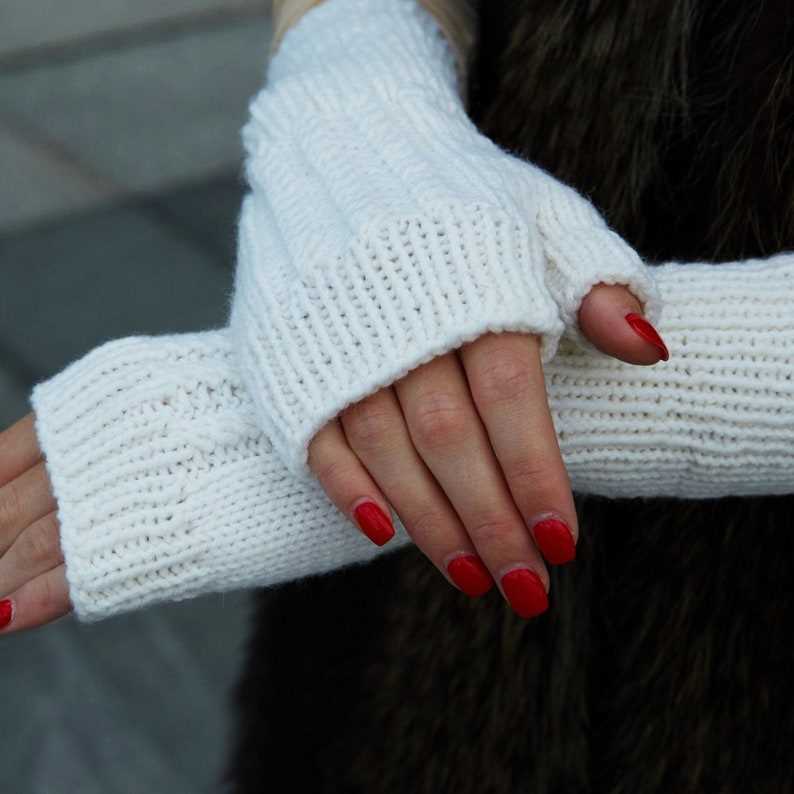 Knit pattern fingerless gloves