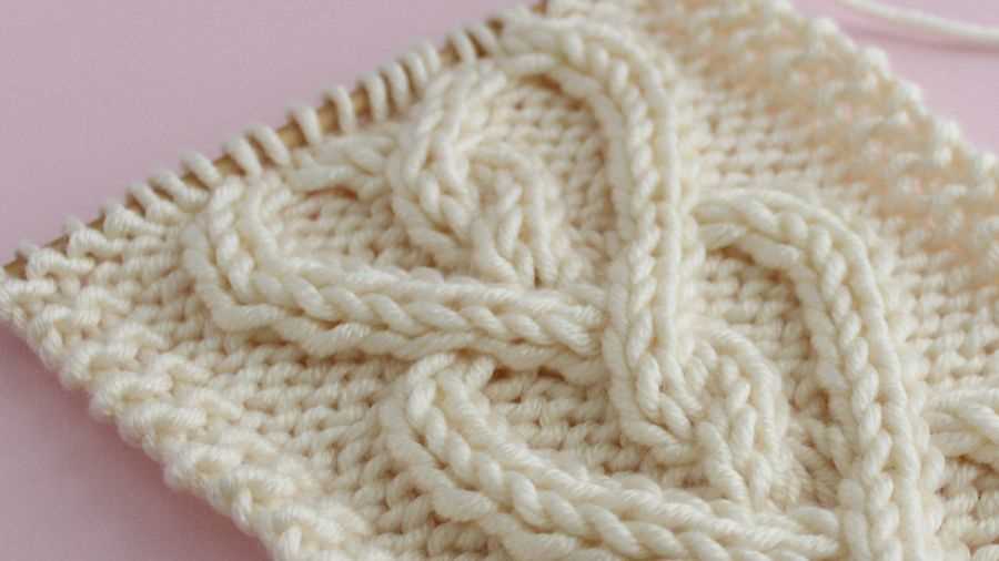 Cable heart knit stitch pattern