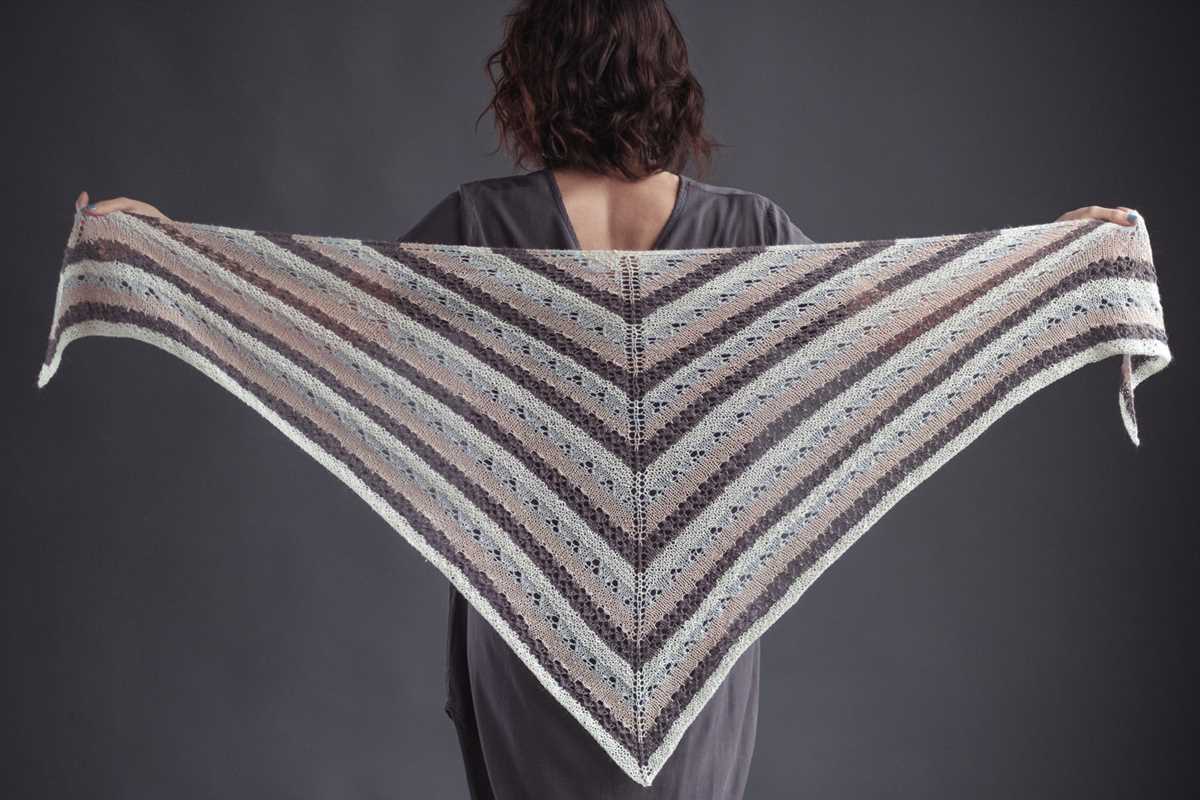 Diagonal shawl knitting pattern