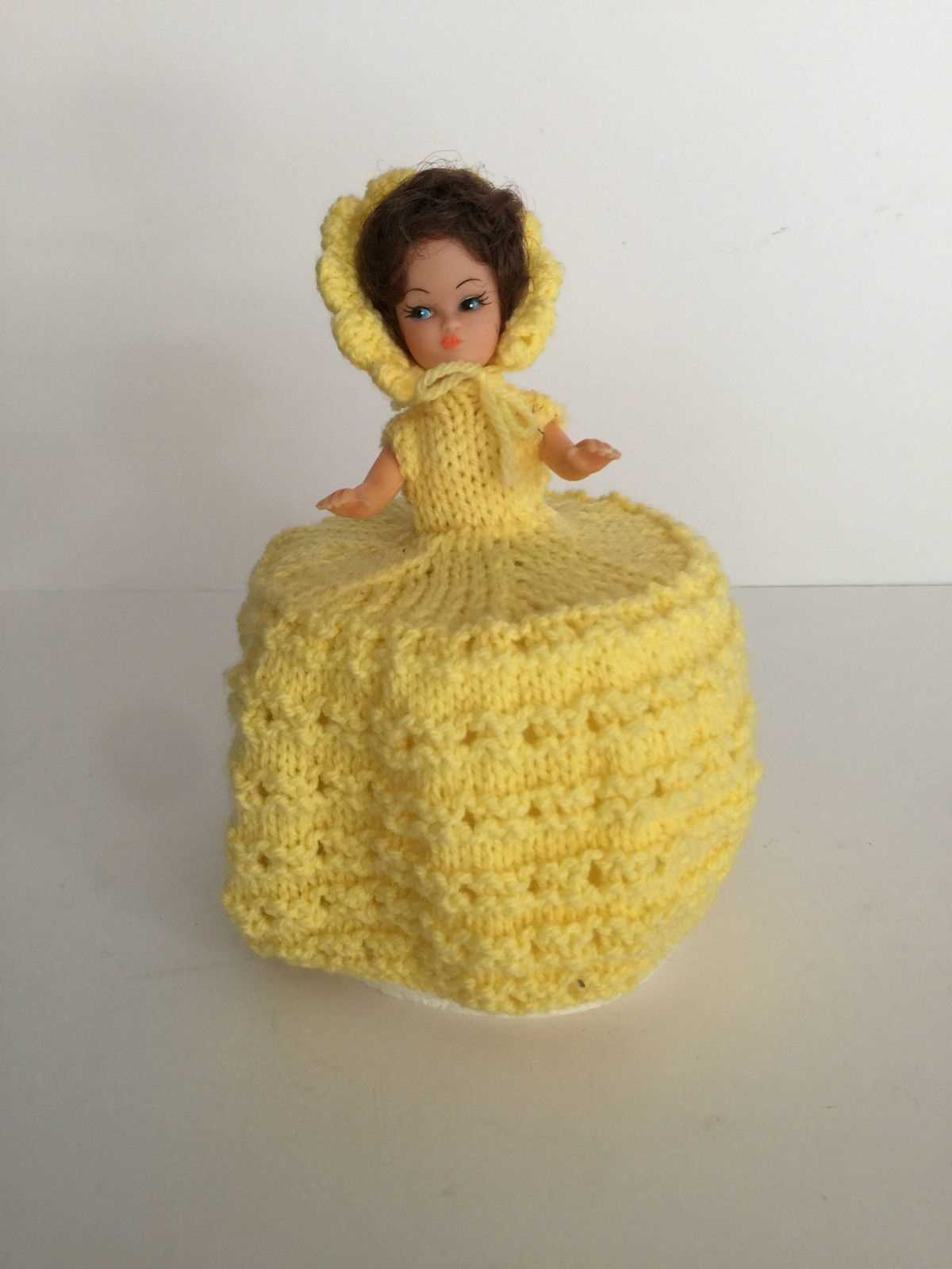 Doll toilet roll holder knitting pattern