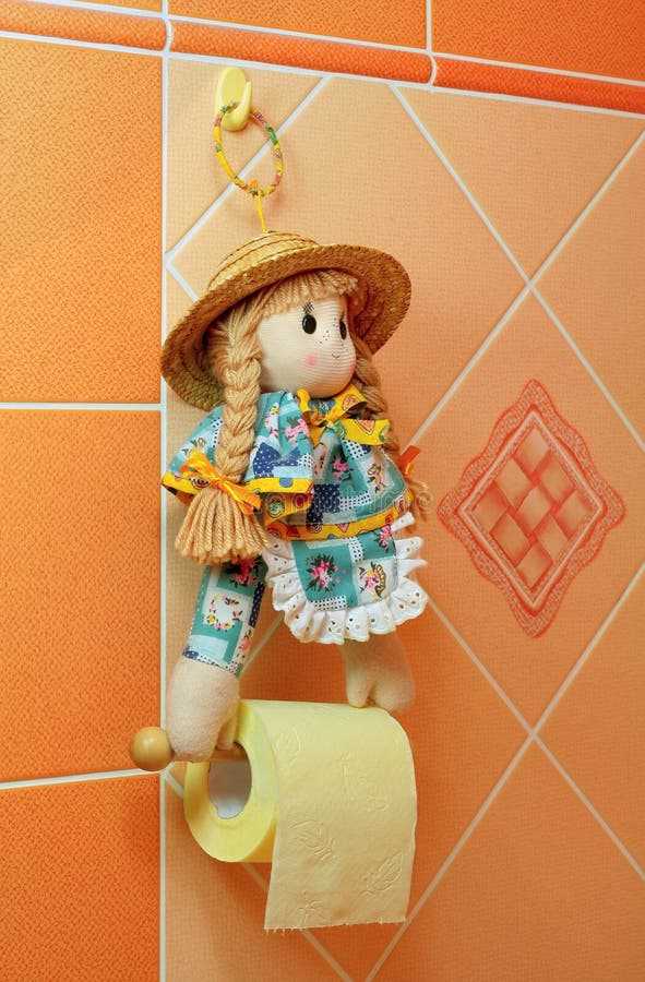 Doll toilet roll holder knitting pattern
