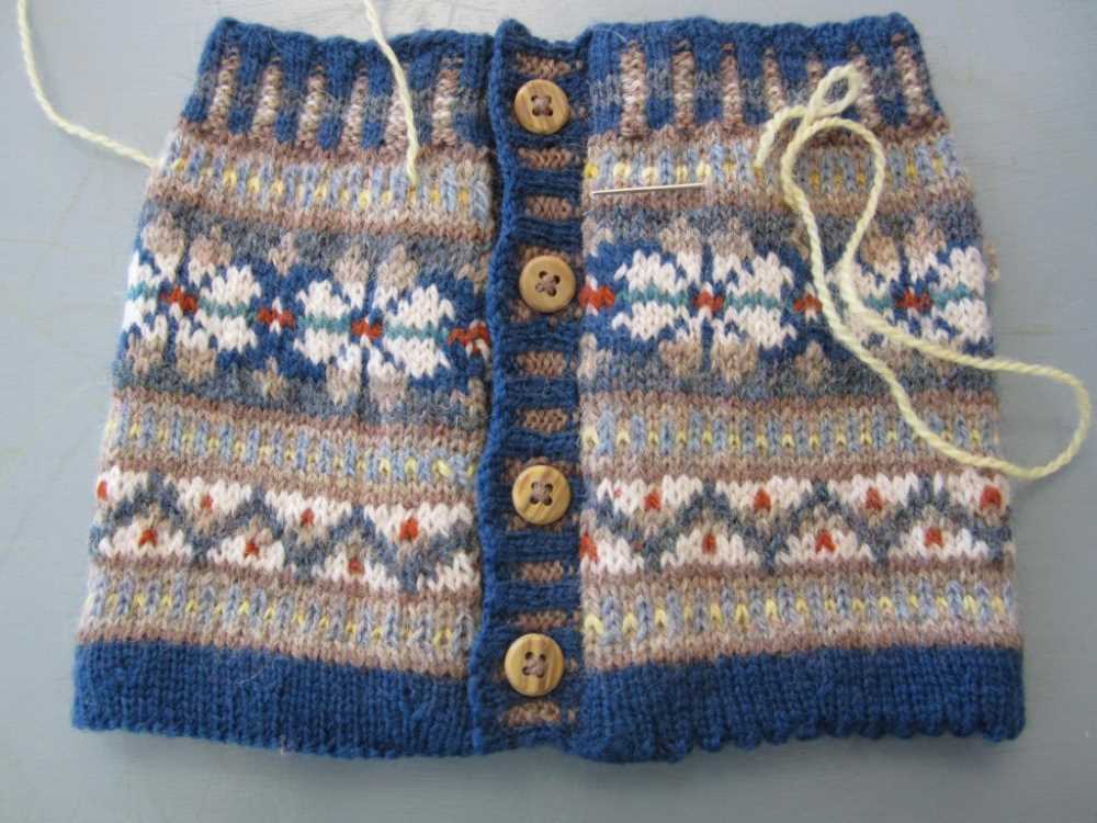 Fair isle wrist warmers knitting pattern