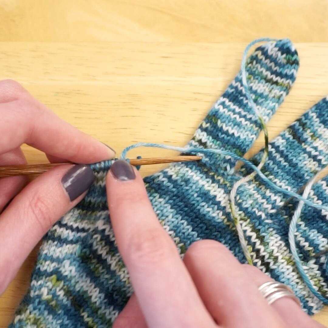 Free knitting pattern for half finger gloves using 2 needles