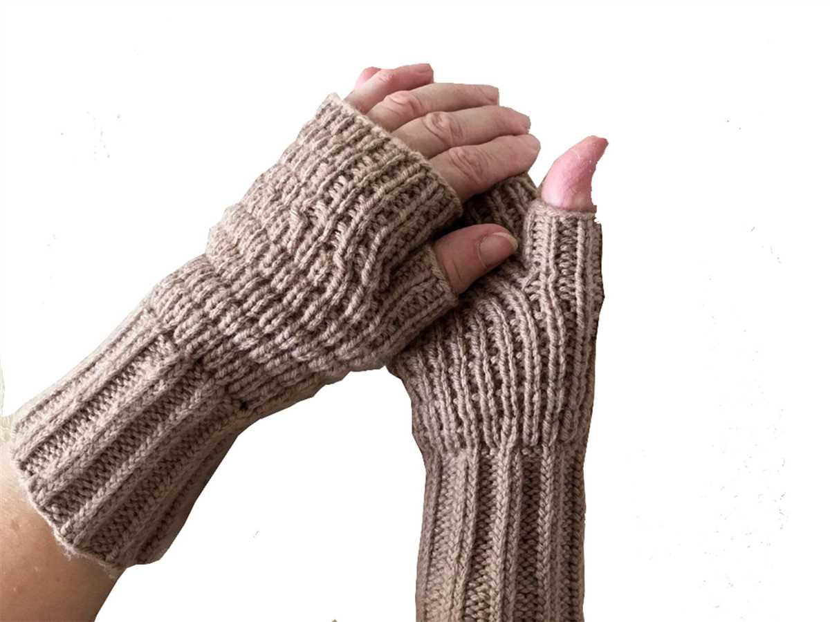 Knit pattern fingerless gloves