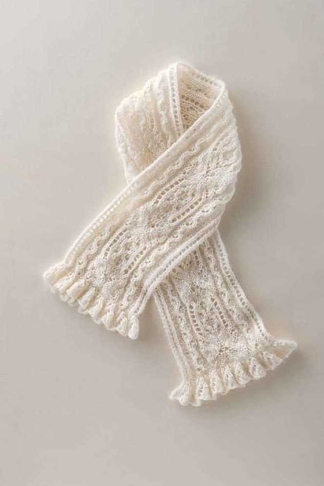 Knit scarf with ruffle edge pattern