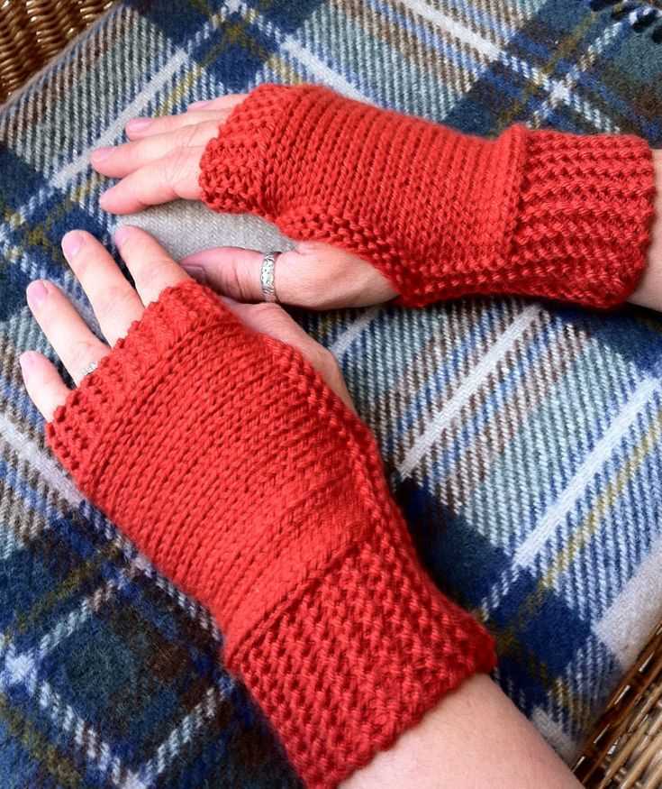 Knit pattern fingerless gloves