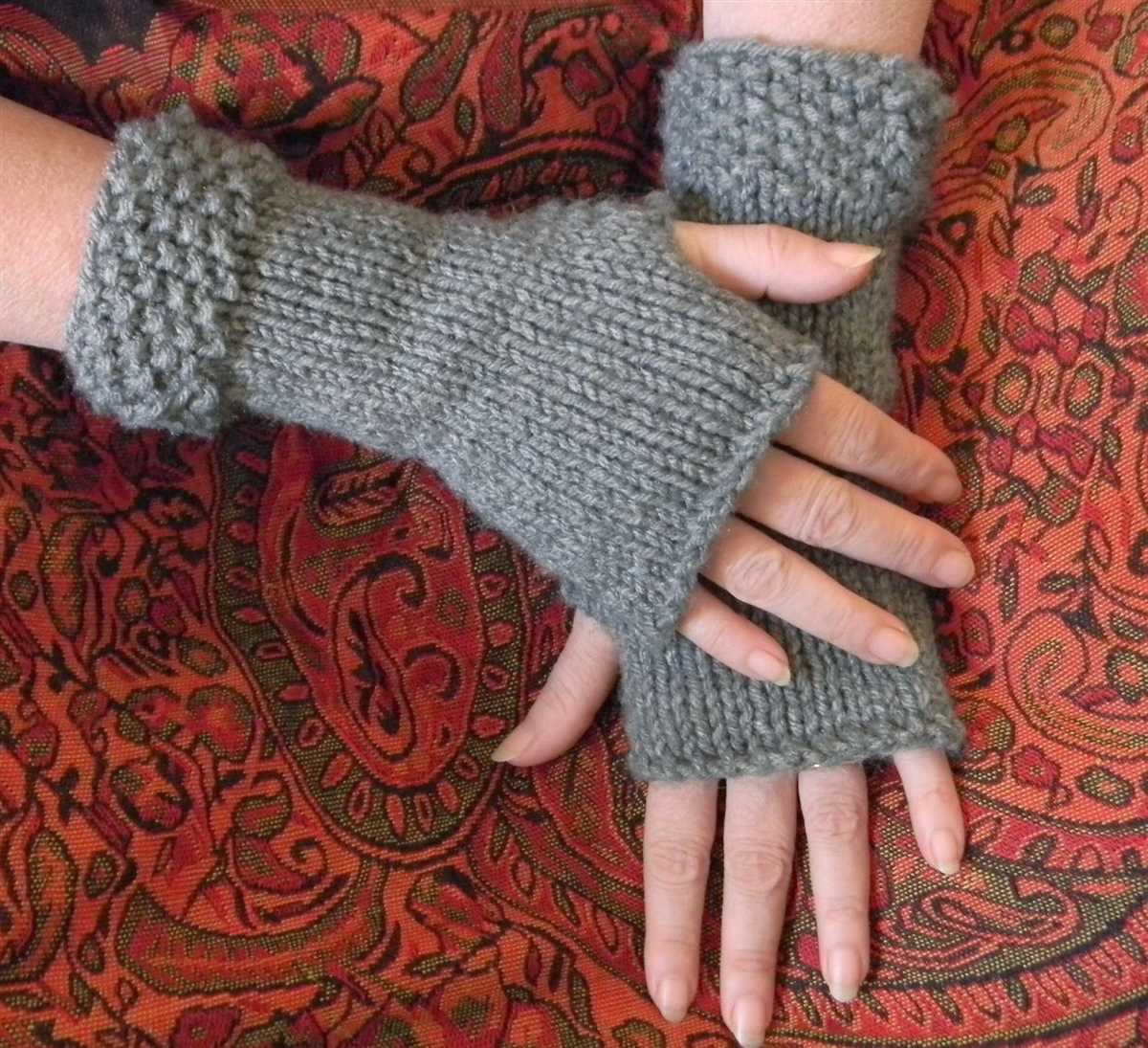 Knit pattern fingerless gloves
