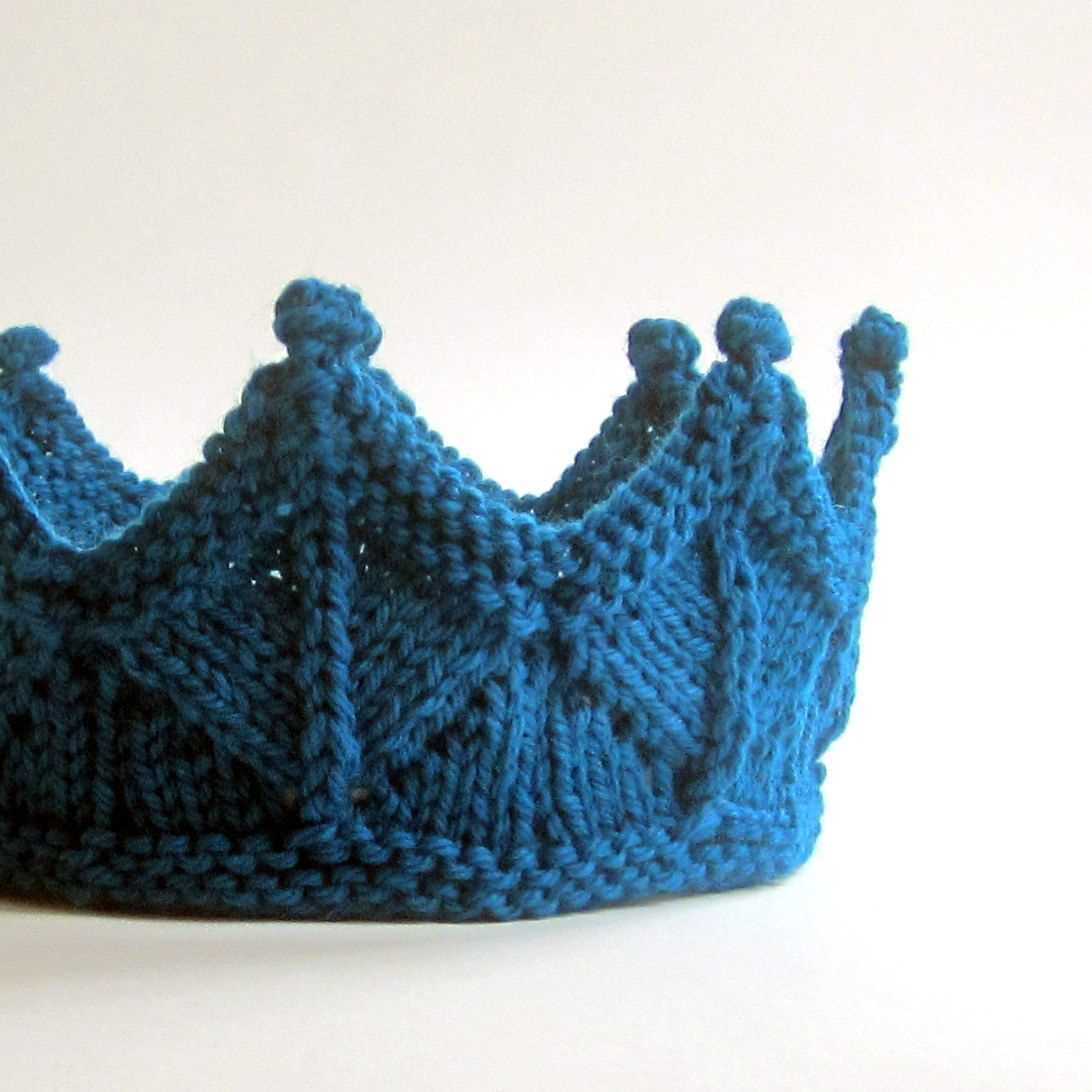Knitted crown pattern