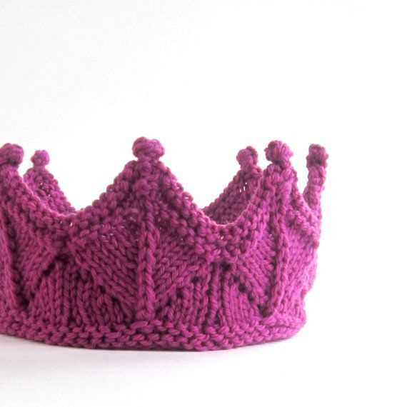 Knitted crown pattern