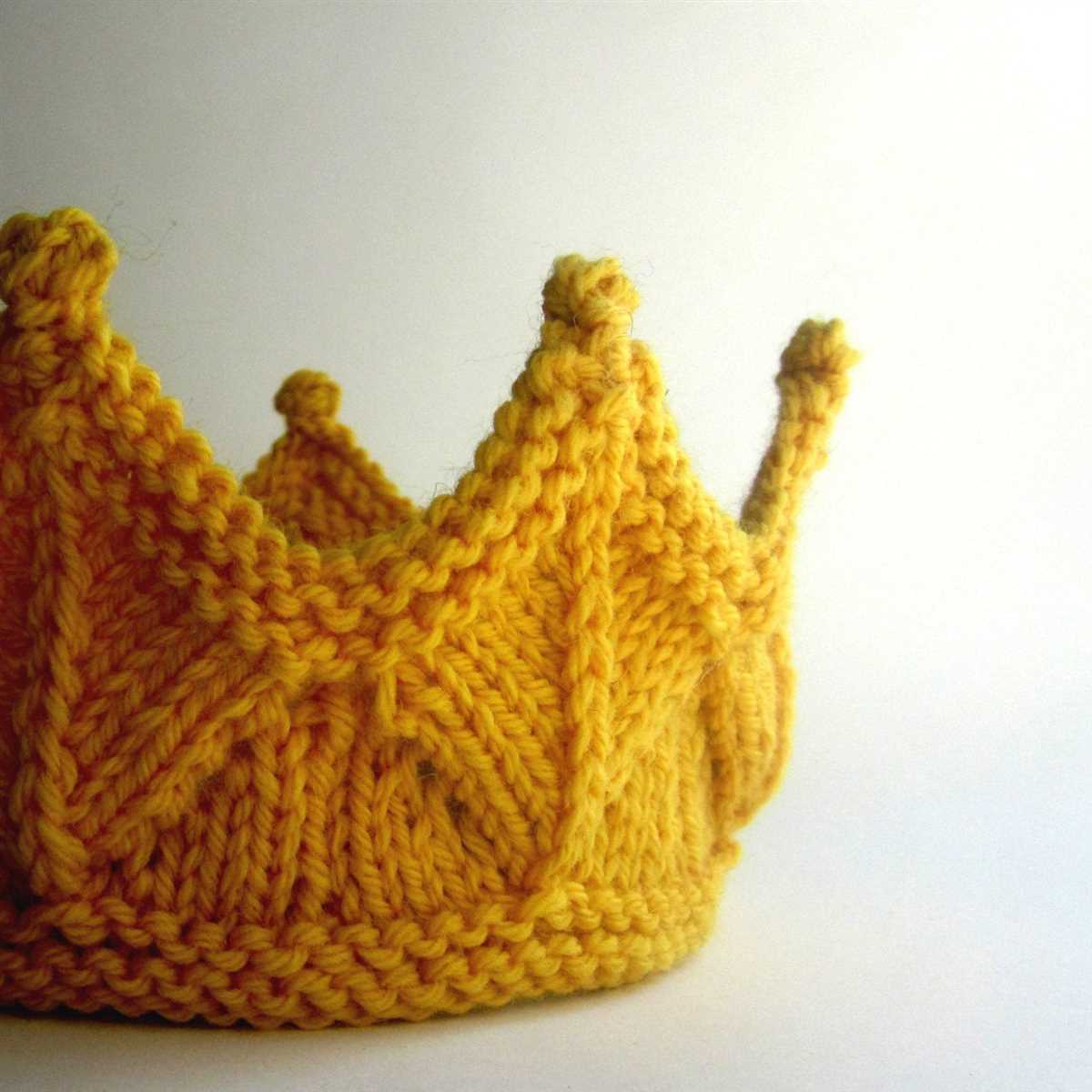Knitted crown pattern