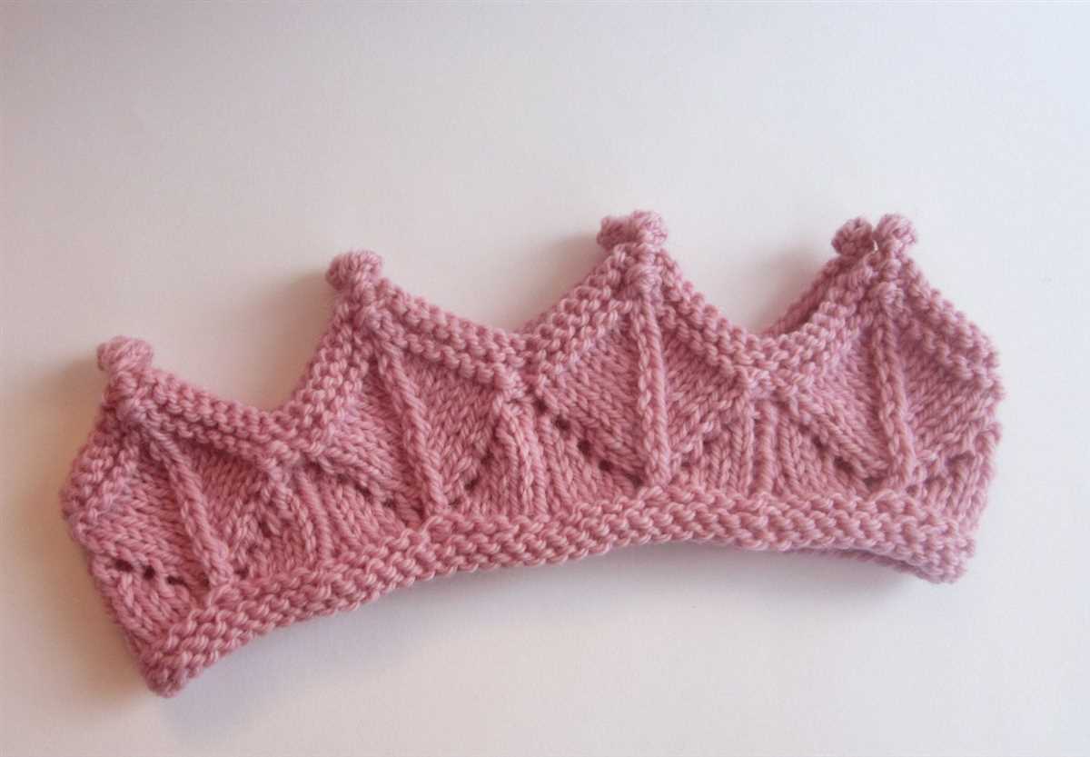 Knitted crown pattern
