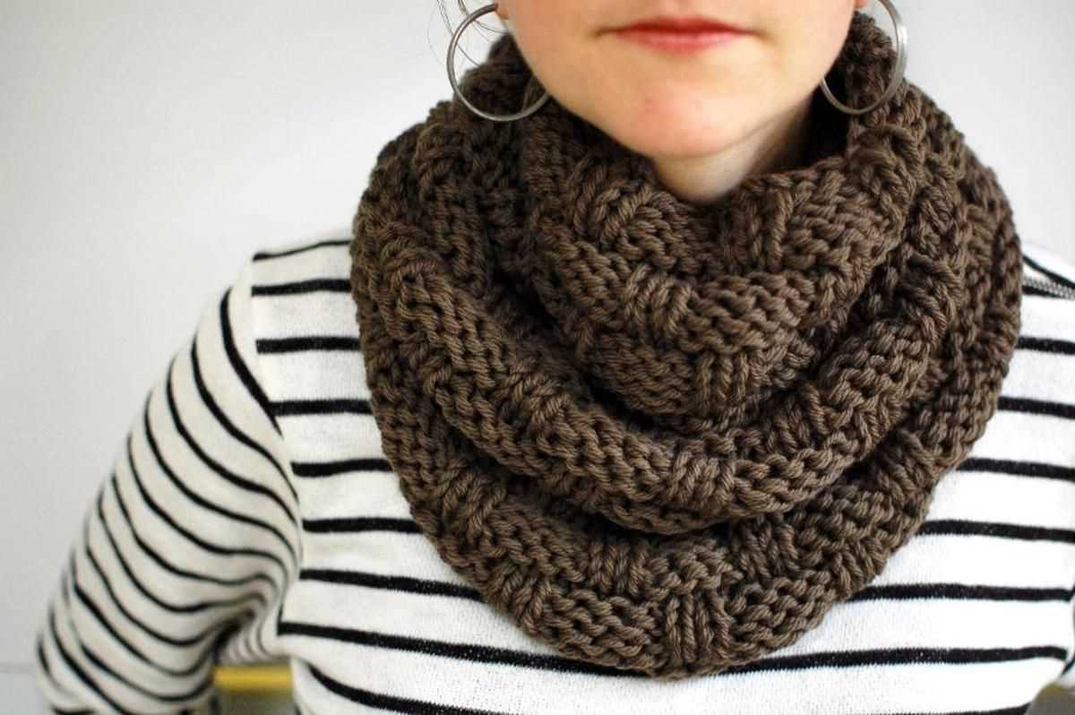 Knitting pattern for infinity scarf with bulky yarn