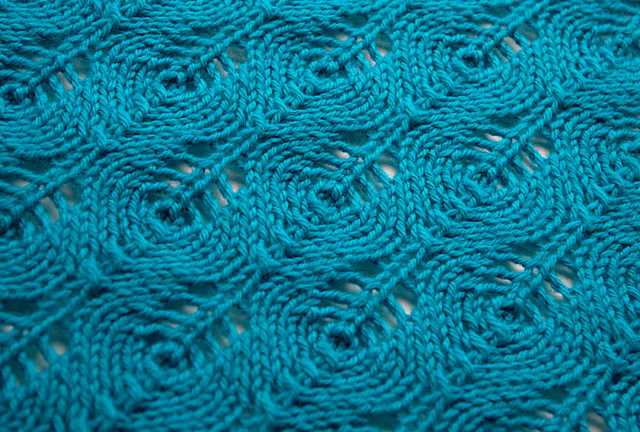 Peacock lace knitting pattern