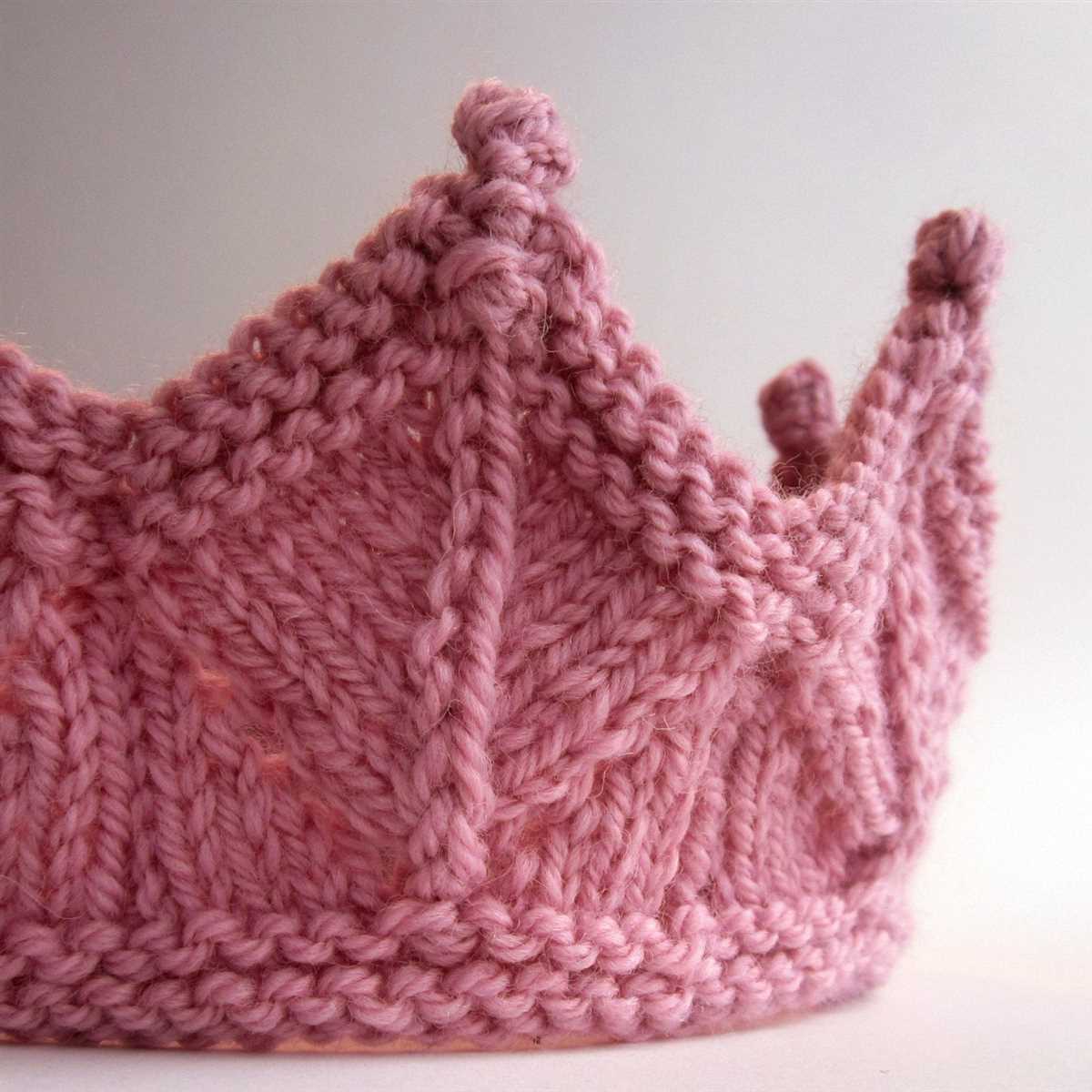 Knitted crown pattern