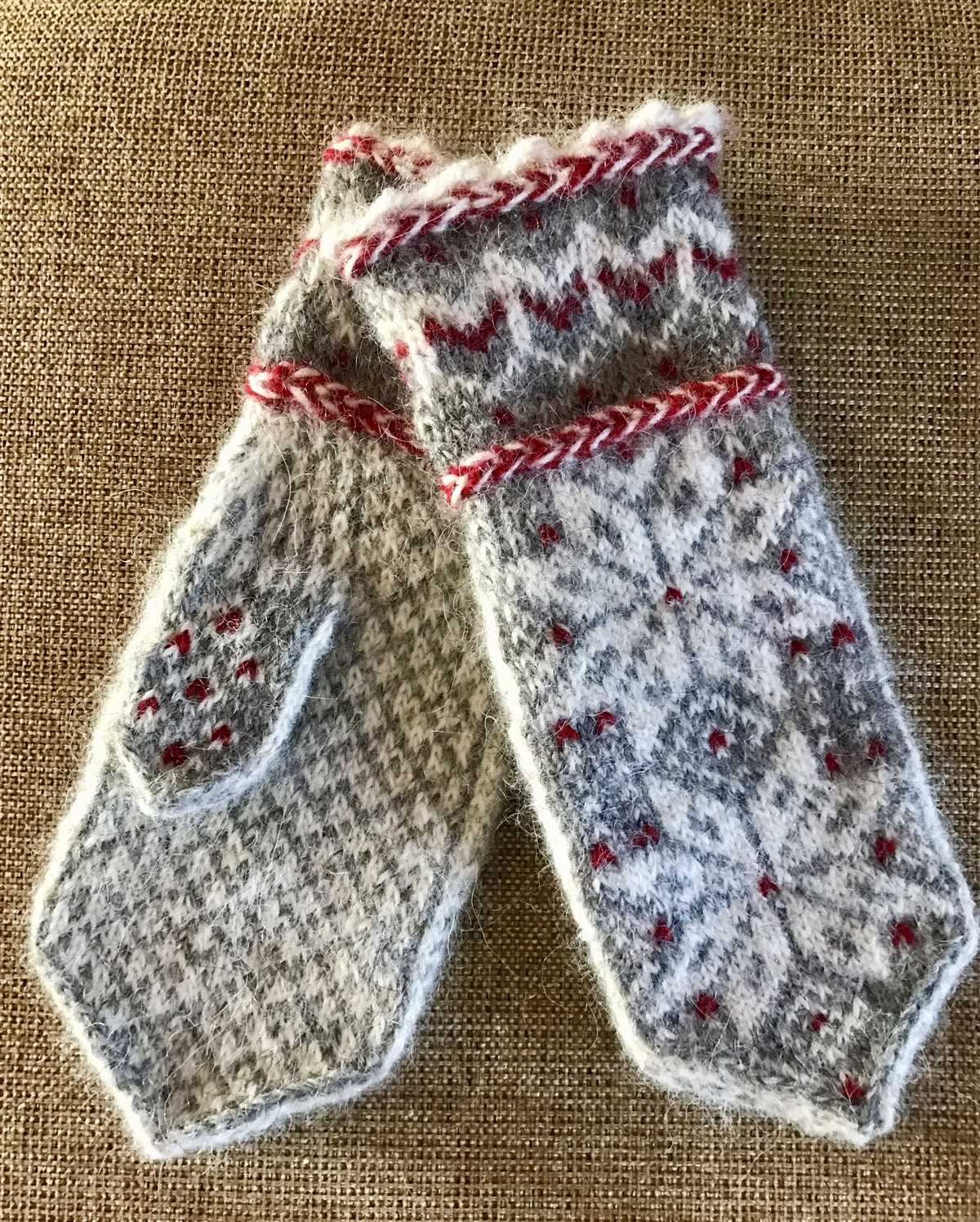 Nordic mittens knitting pattern