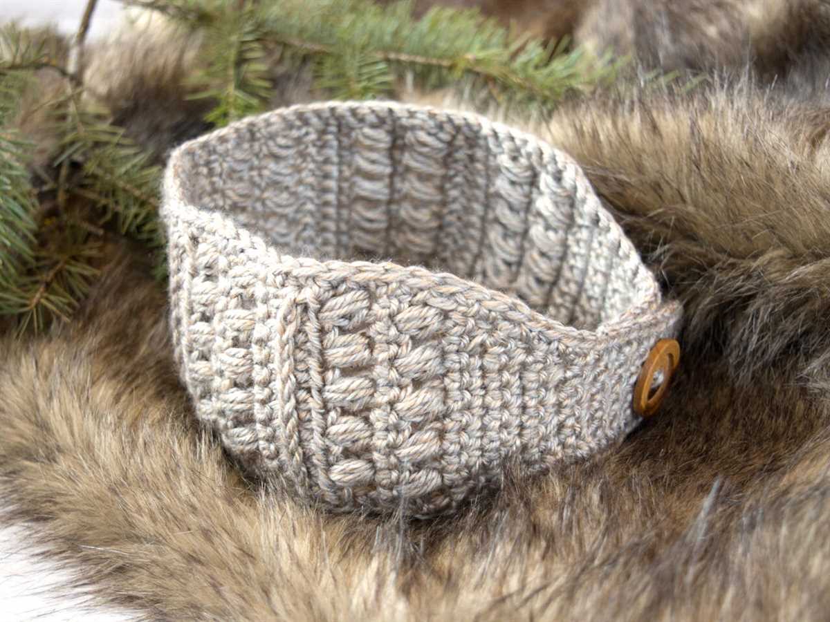 Free pattern for knitted headband with button closure
