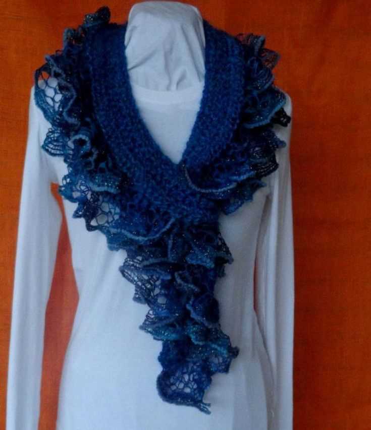 Knit scarf with ruffle edge pattern