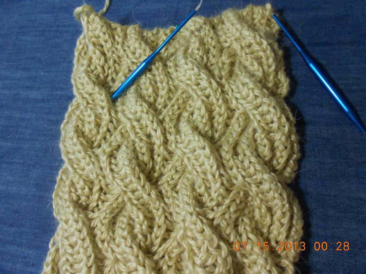 Reversible cable knit pattern