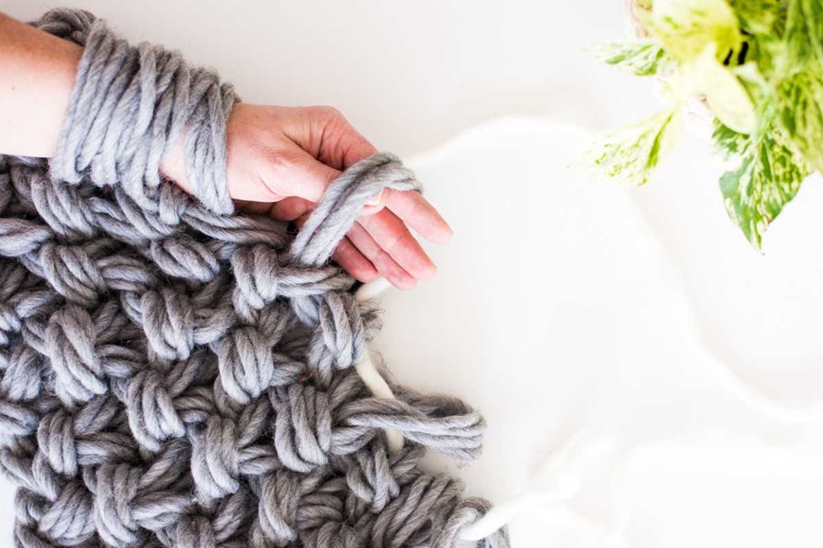 Arm knitting pouf pattern