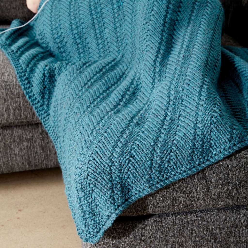 Simple chunky blanket knitting pattern