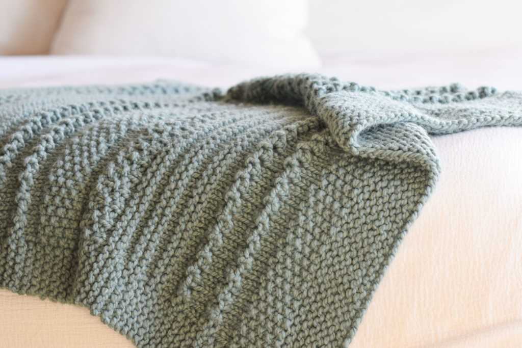 Simple chunky blanket knitting pattern