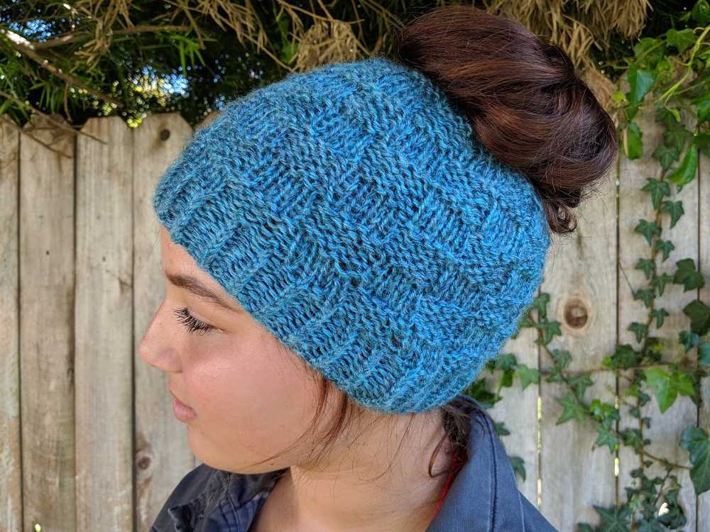 Ponytail beanie knitting pattern