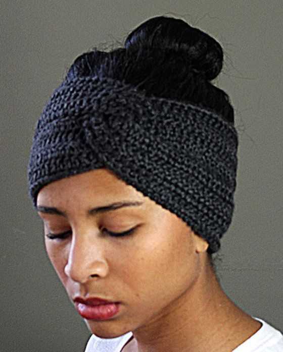 Knit your own stylish headband with a trendy button closure Free pattern for knitted headband with button closure