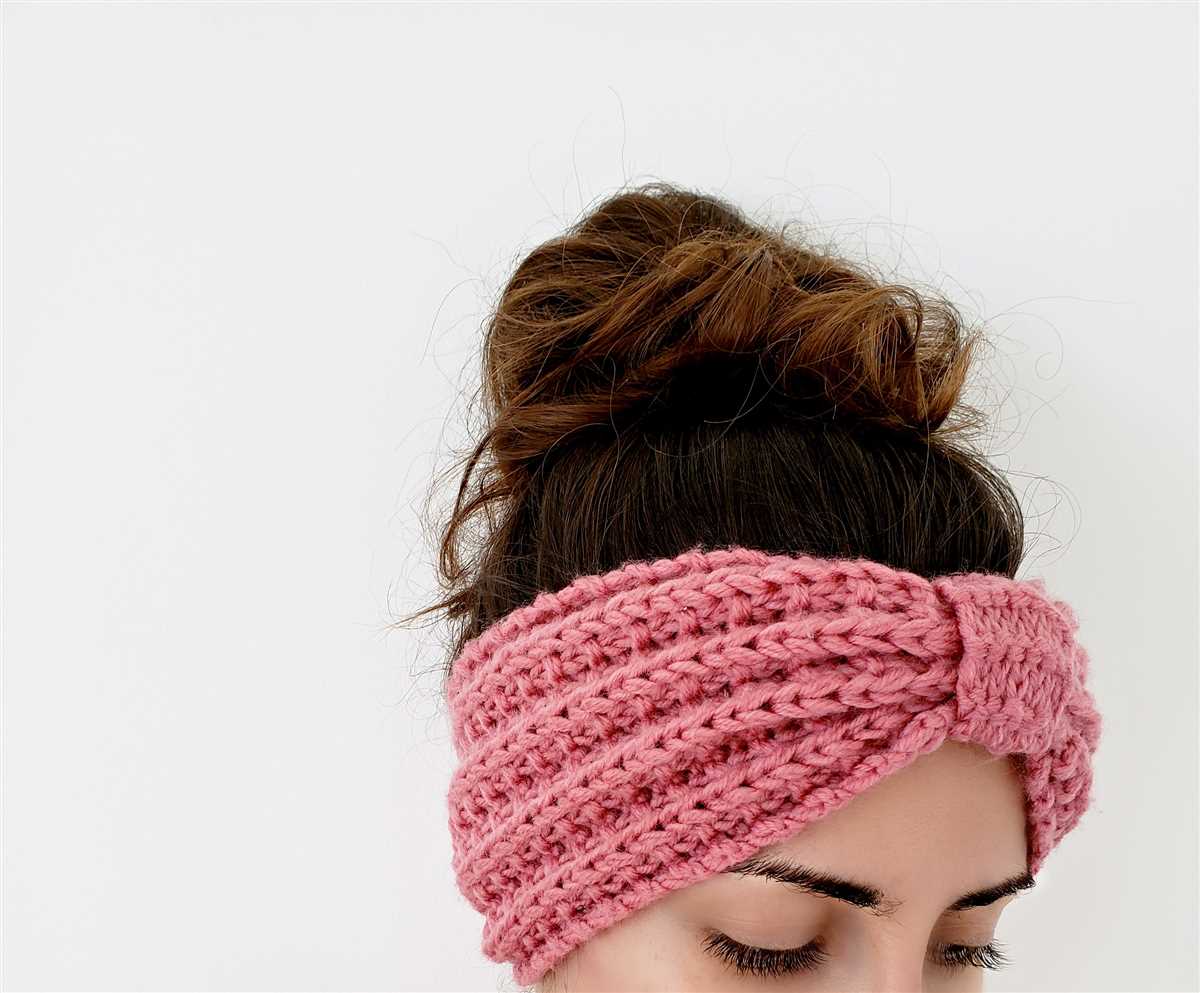 Free pattern for knitted headband with button closure