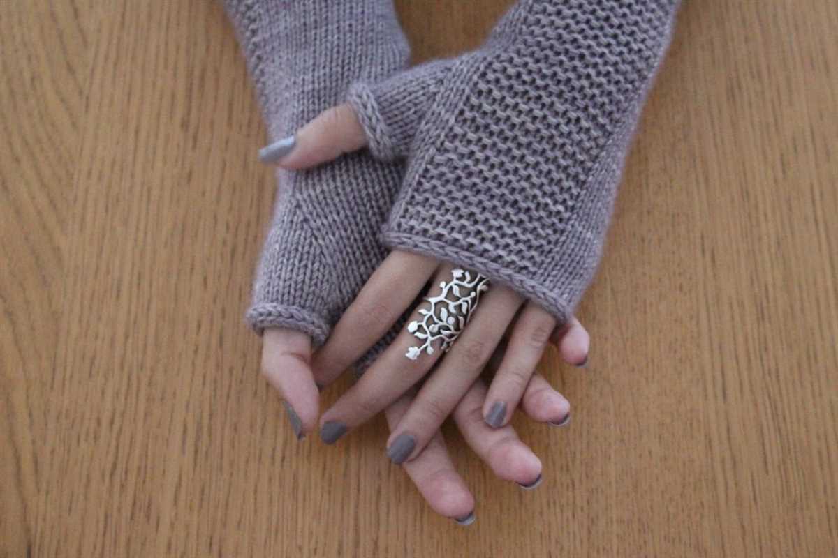 Knit pattern fingerless gloves